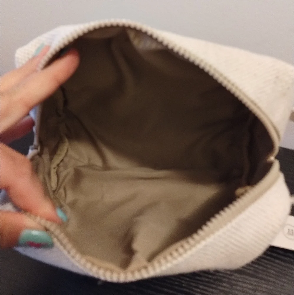 No Boundaries Cream and Blue Women's Woven Travel Toiletry Beach Bag NWT